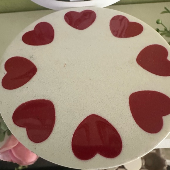 Feel Loved Scented Candle - White with Red Hearts ♥️ - Picture 4 of 6